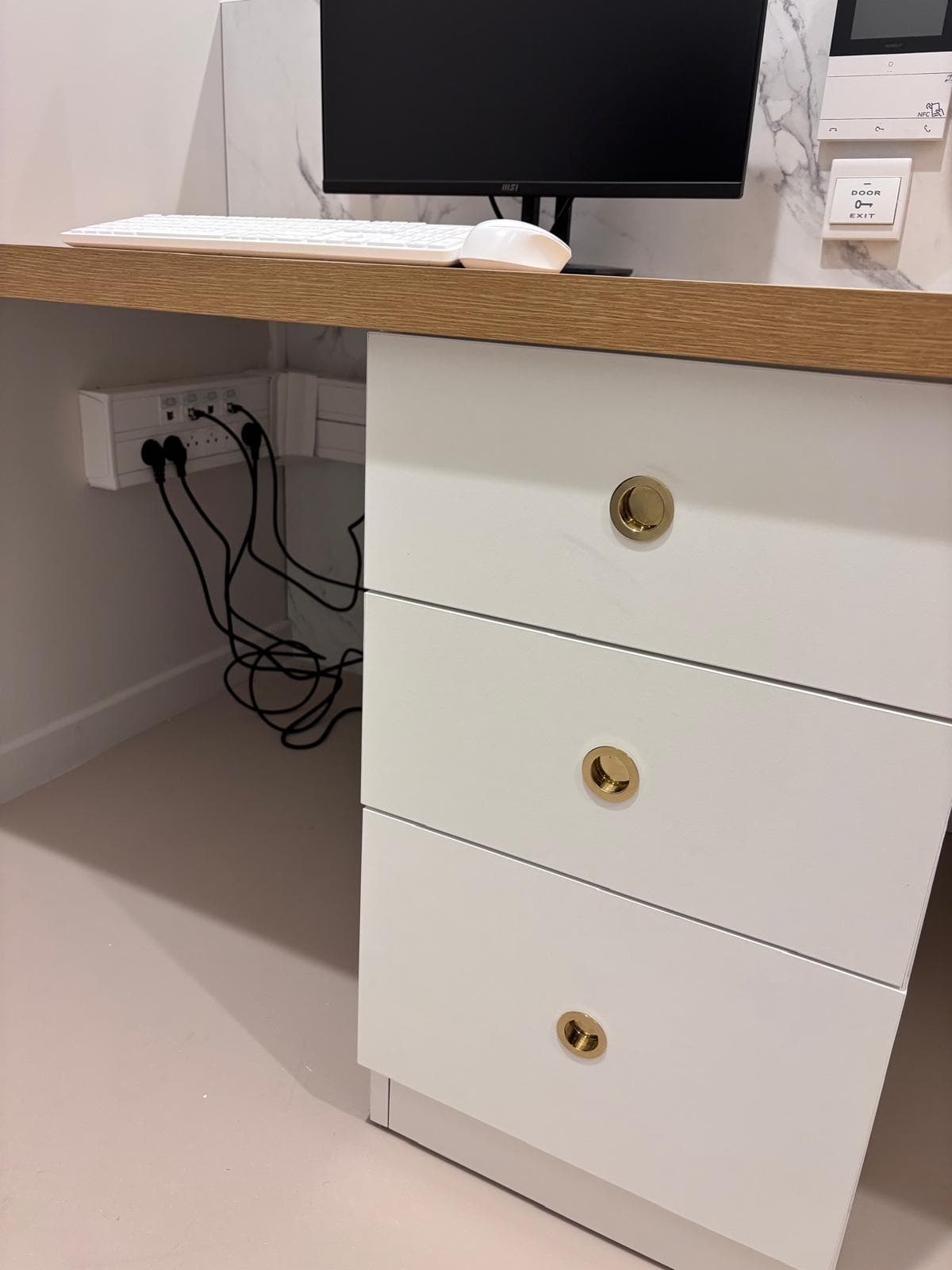 Bureau avec caisson à tiroirs