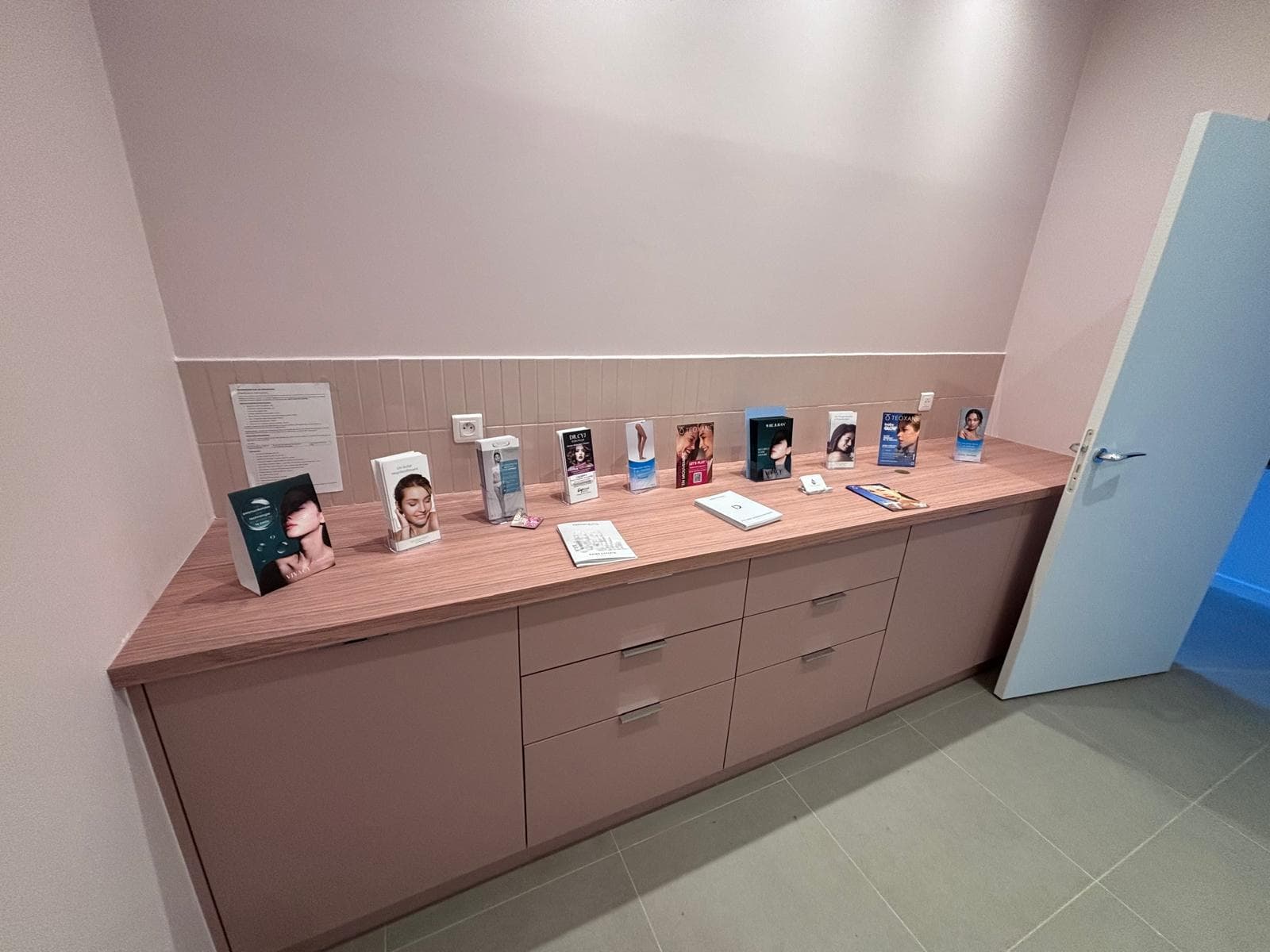 Meuble d'accueil de cabinet — photo 2