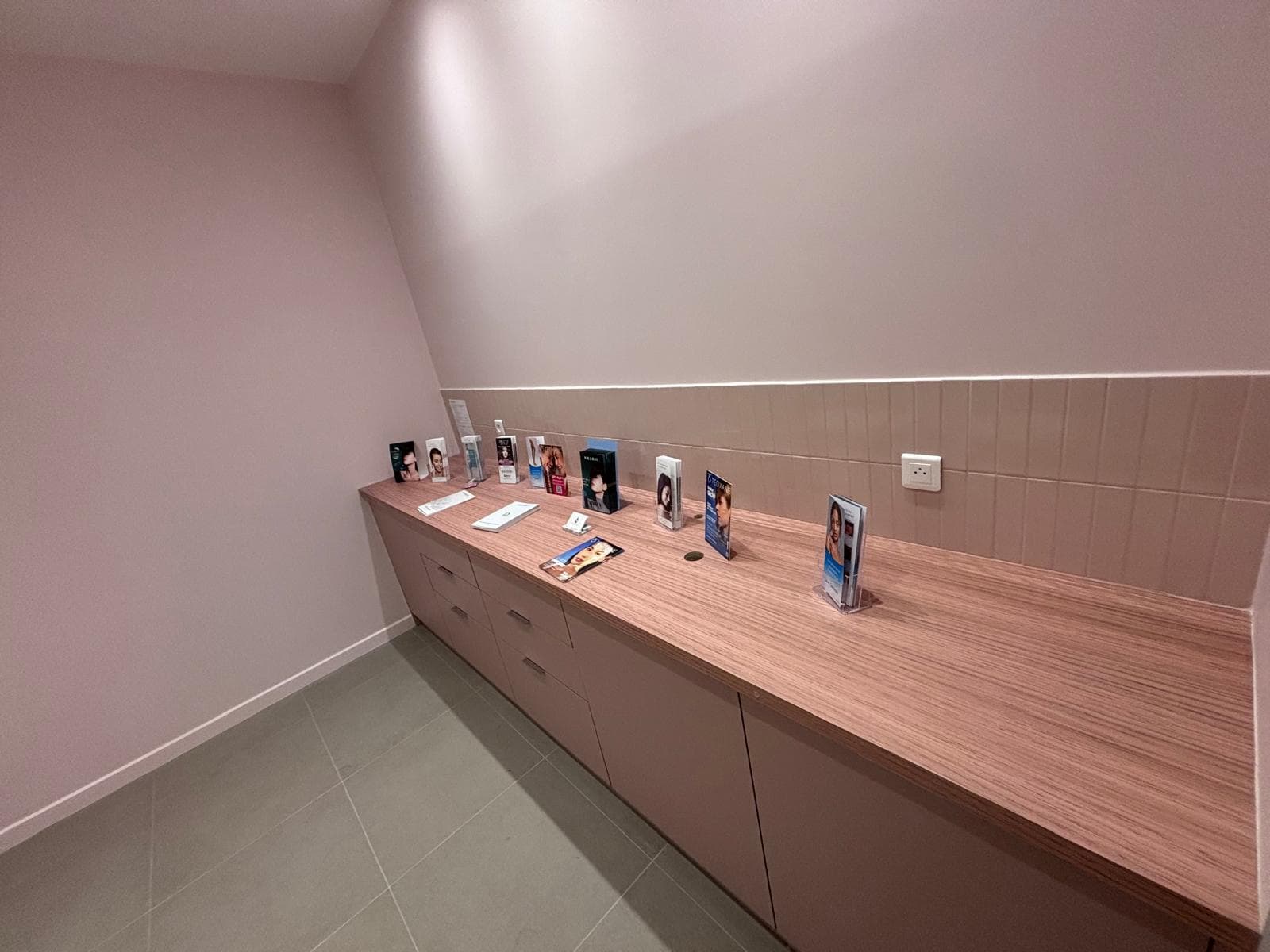 Meuble d'accueil de cabinet — photo 3